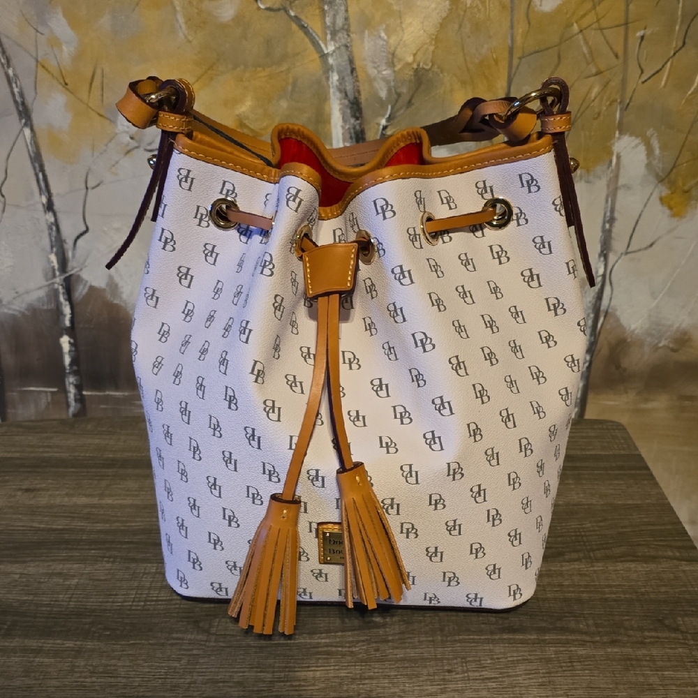 🆕️Dooney Bourke Elegant White and Tan Bucket Bag